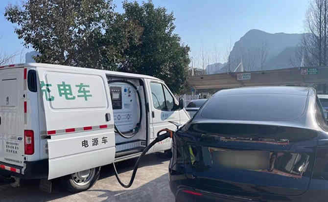 上街区汽车搭电